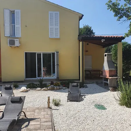 Dee's House And Pool