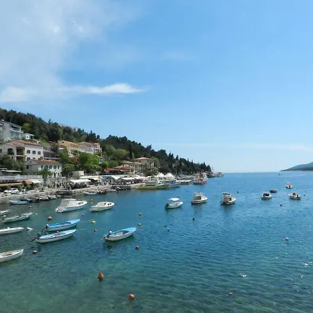 Dee's House And Pool Dom wakacyjny