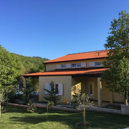 Dee's House And Pool *