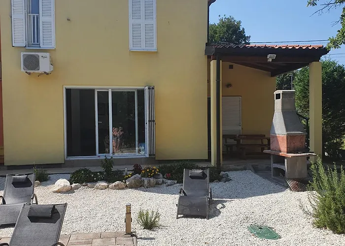 Dee's House And Pool