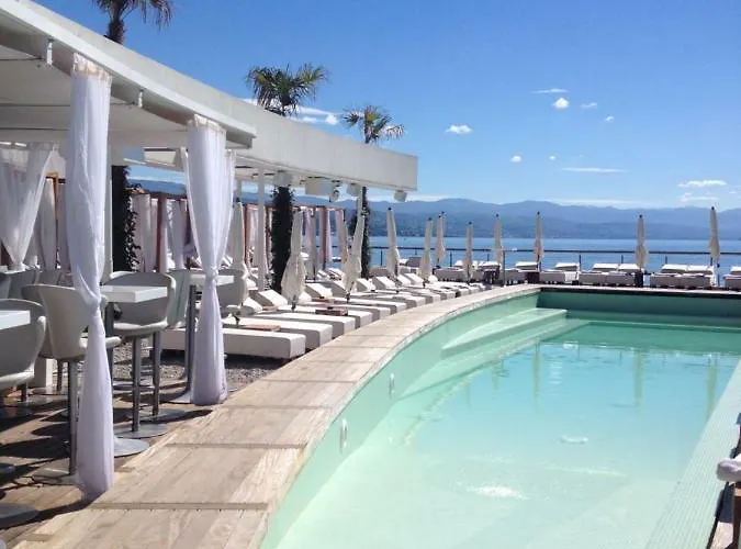 Dee's House And Pool 라빈