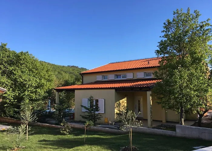 Dee's House And Pool *