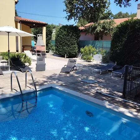 Dee's House And Pool *